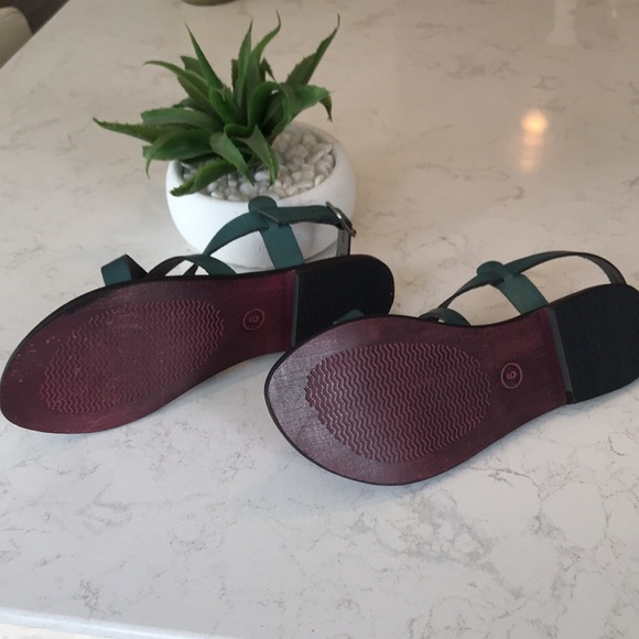 ⭐️HOST PICK⭐️ CHINESE LAUNDRY Aasha Leather Sandal - Picture 4 of 4